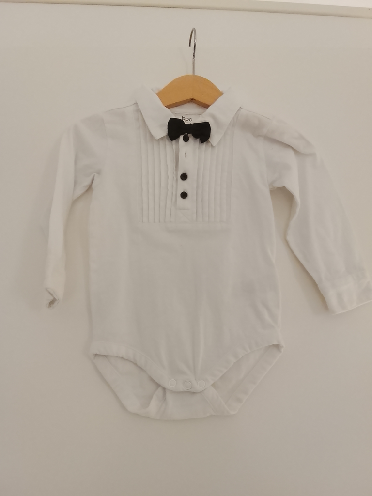 Vit body med fluga och knappar