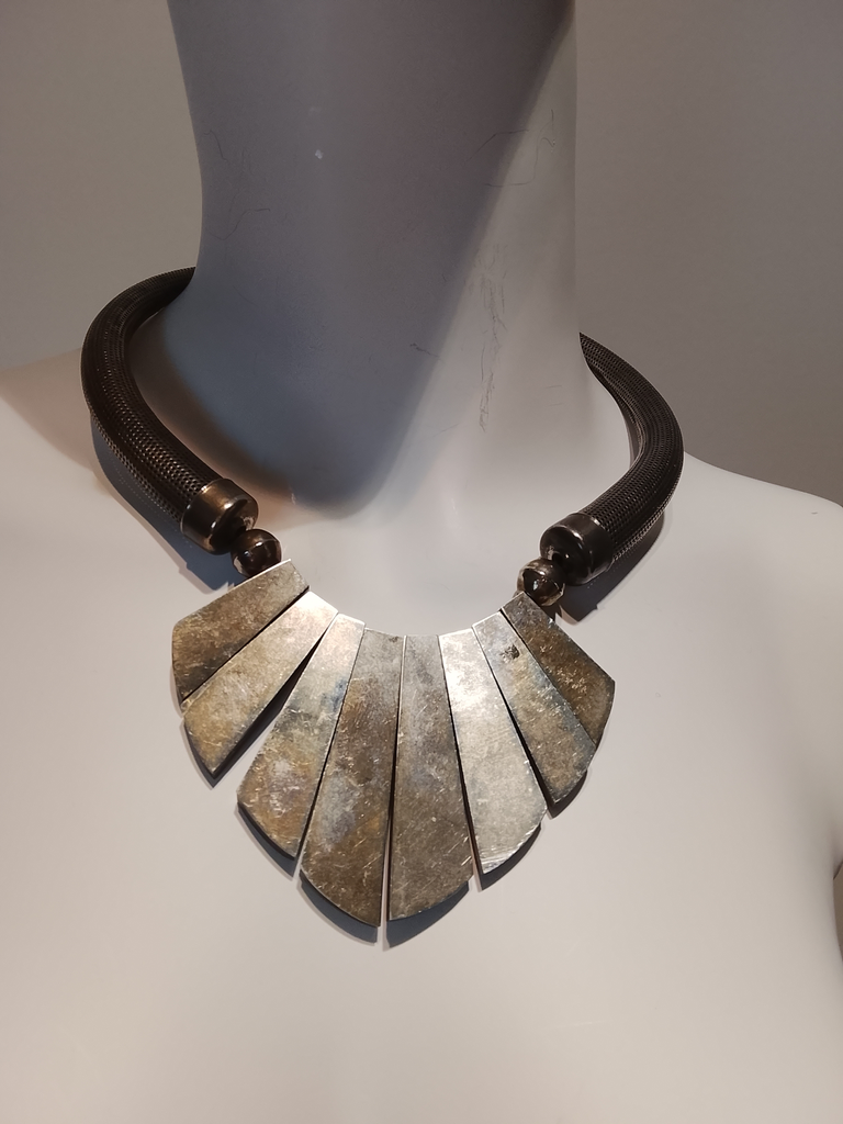 Metallisk halsband med plattor
