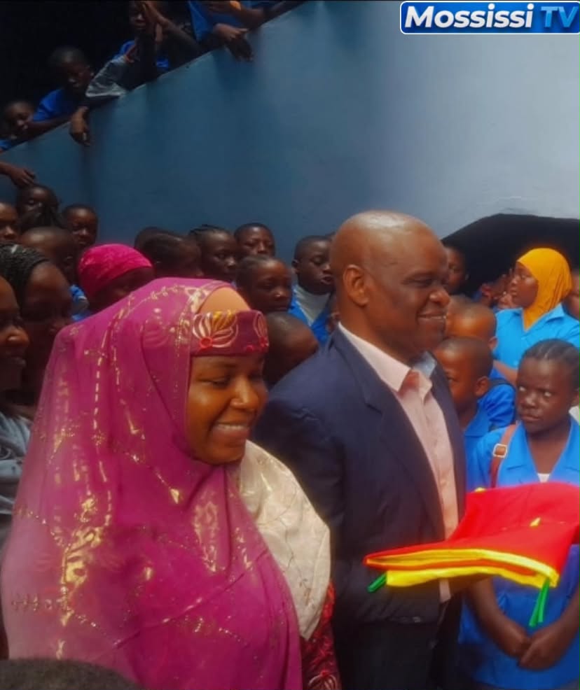CAMEROUN 🇨🇲   FADIMATOU IYAWA   Rentrée Scolaire Citoyenne : Fadimatou Iyawa Ousmanou au front pour le réarmement moral des élèves
