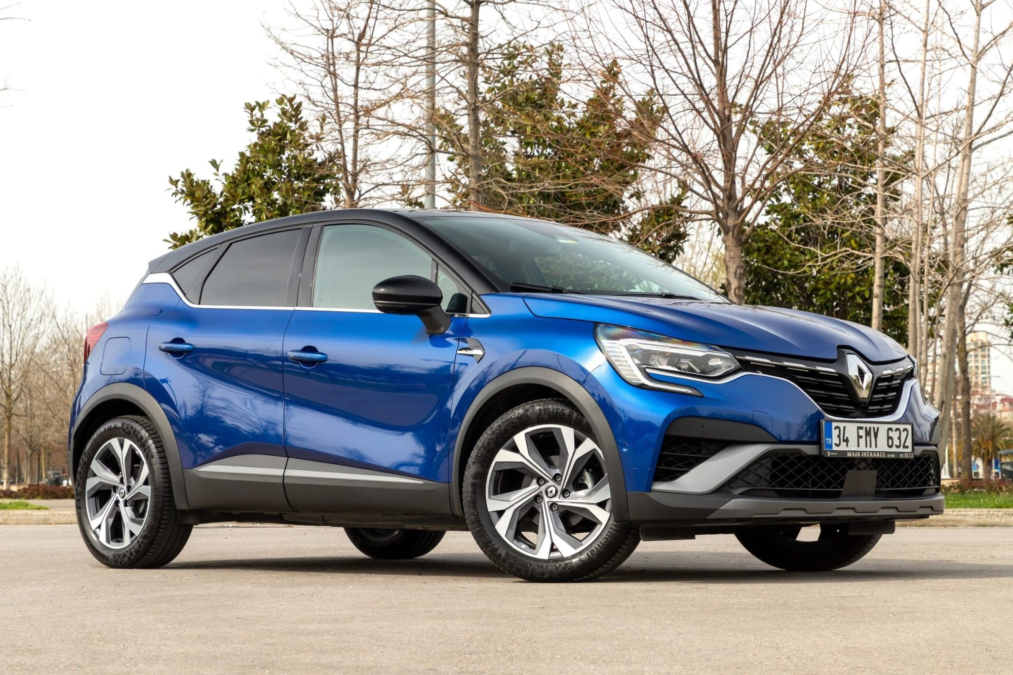 iStock-1480053122-renault megane vlight.jpg