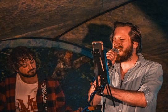 Kapela co nemá jméno, ale má bicí i synťák