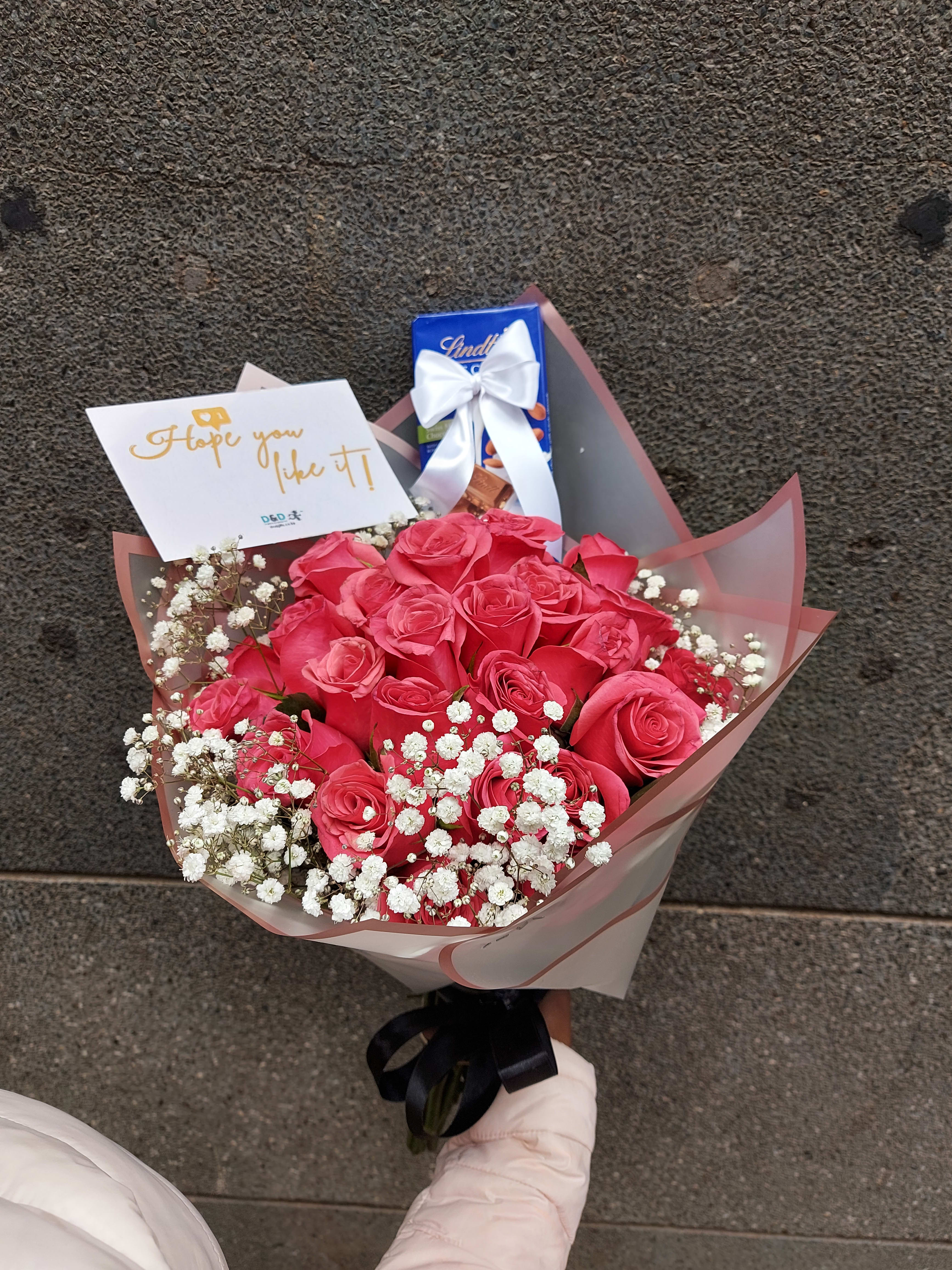 Pink roses and chocolate