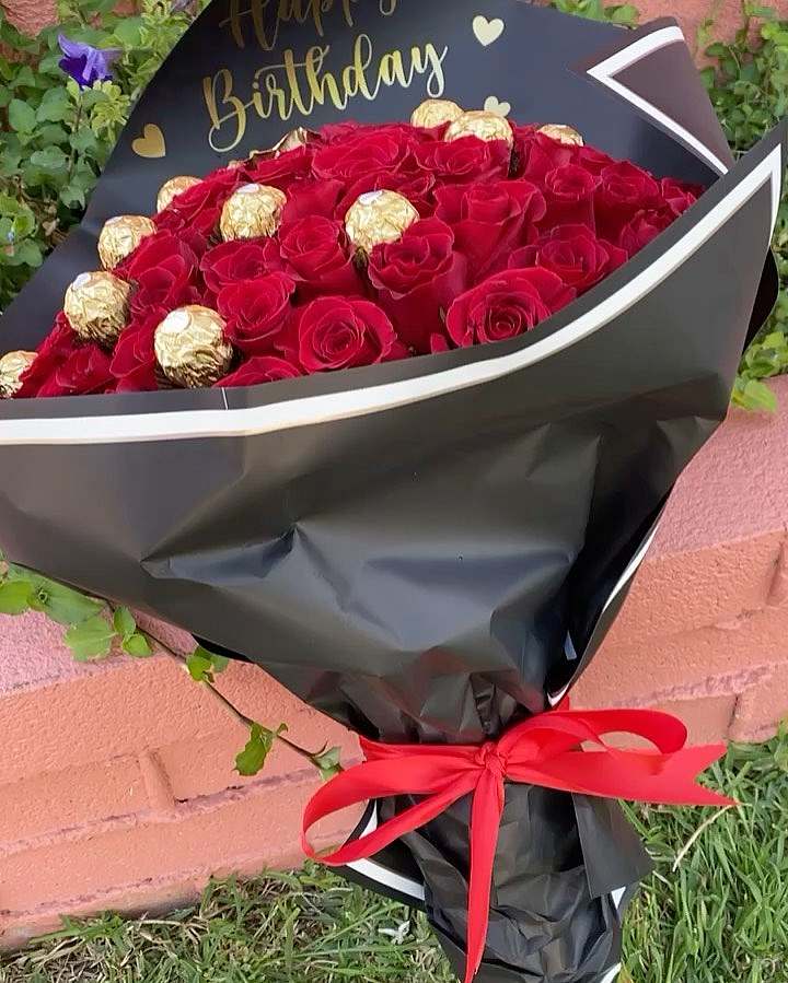 Bouquet of red roses and ferrero chocolates - Image 2