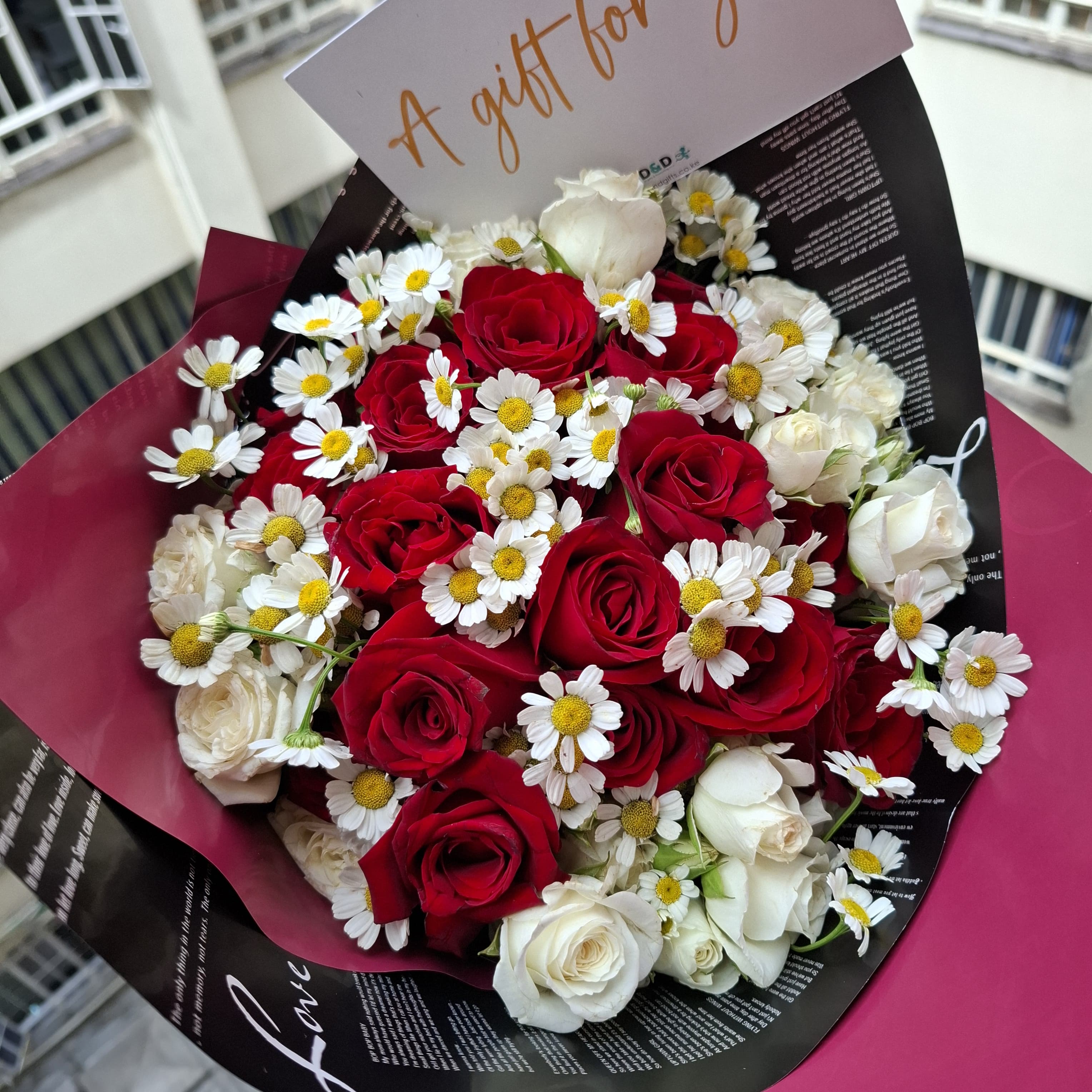 Roses and daisies bouquet in Kenya with red roses and white daisies
