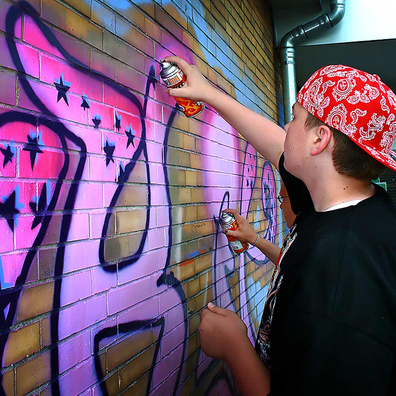 Spray Kids bei einem kreativen Graffiti und Street Art Workshop