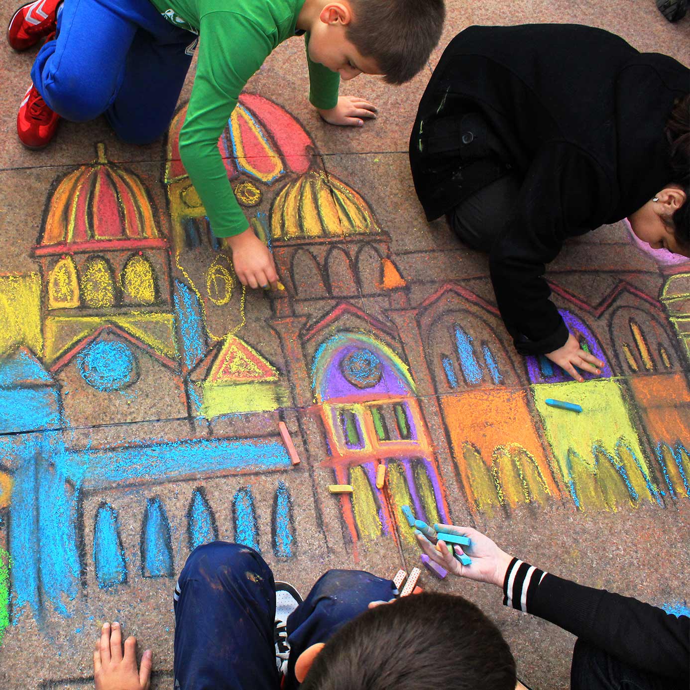 Straßenmal Event mit Kreidekunst auf Pflaster als kreatives Live Kunst Erlebnis