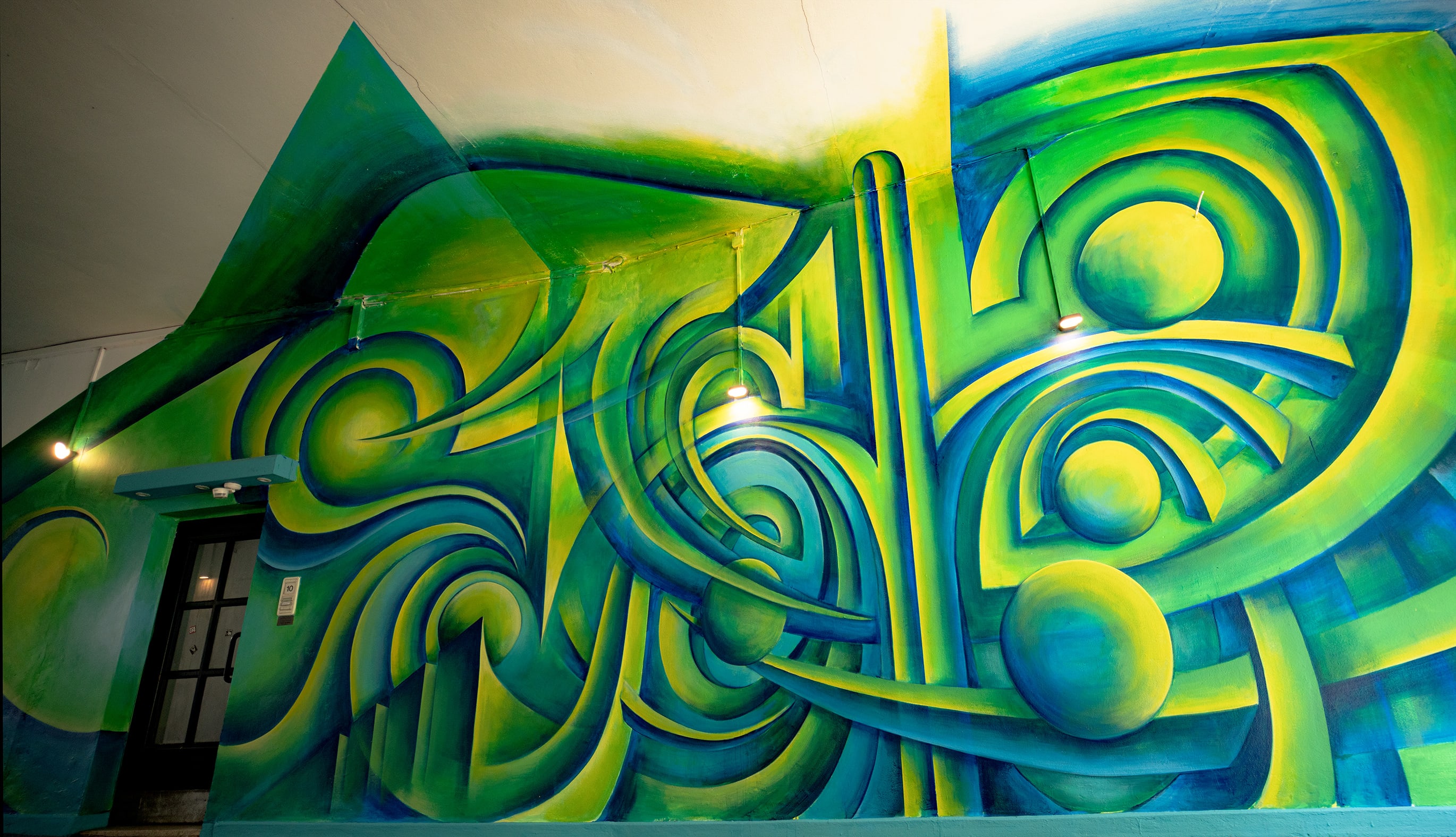 Farbintensive Wandkunst und künstlerische Fassadengestaltung für besondere Orte