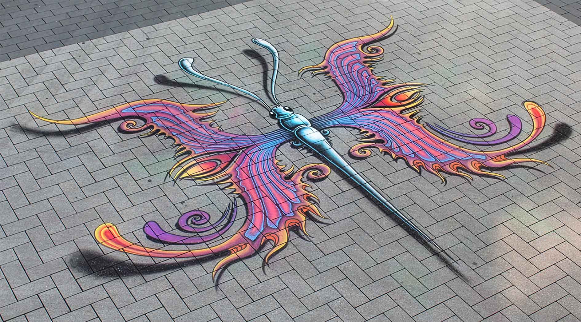 Straßenmalbild mit Kreide auf Pflaster, Schmetterling als 3D Straßenmalerei in der Fußgängerzone