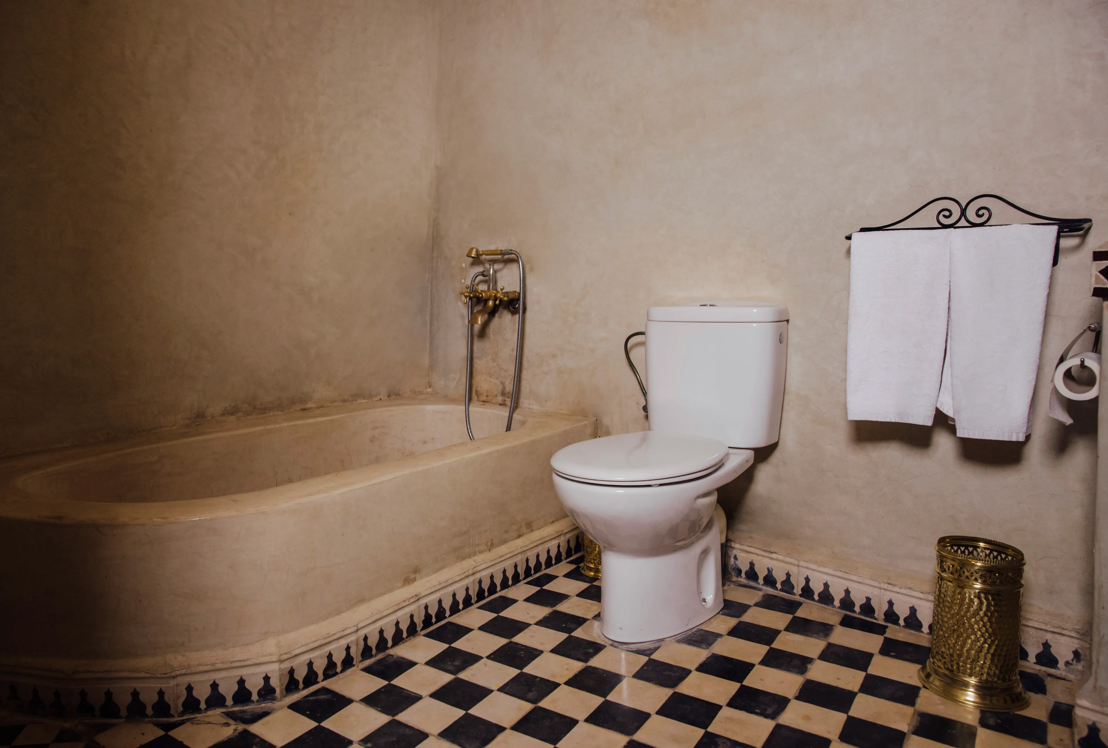 Private bathroom in Jawhara room at Riad Bensaid Marrakech with walk-in shower and modern amenities
