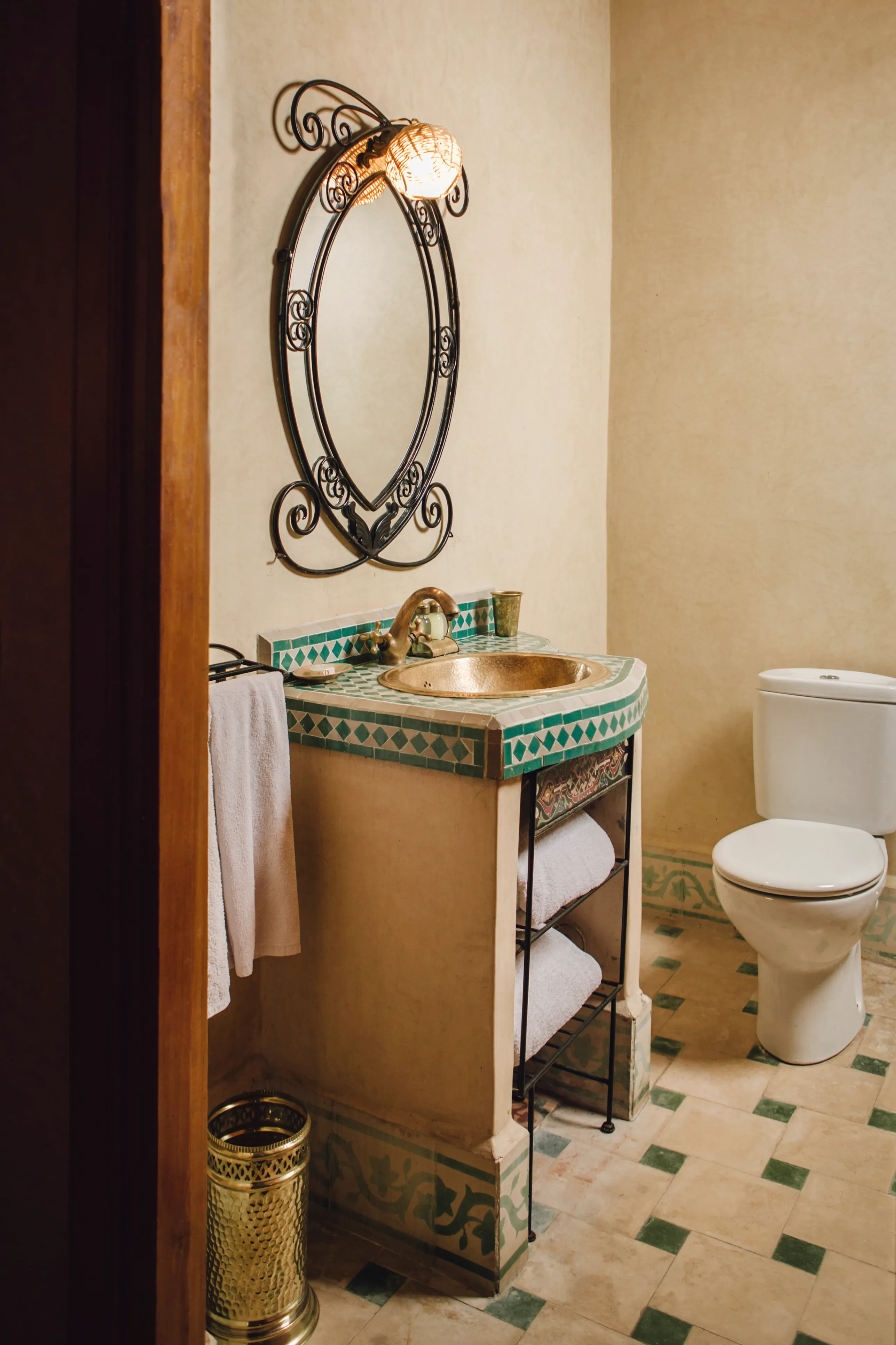 Private bathroom in Ambra room at Riad Bensaid Marrakech with modern amenities and walk-in shower