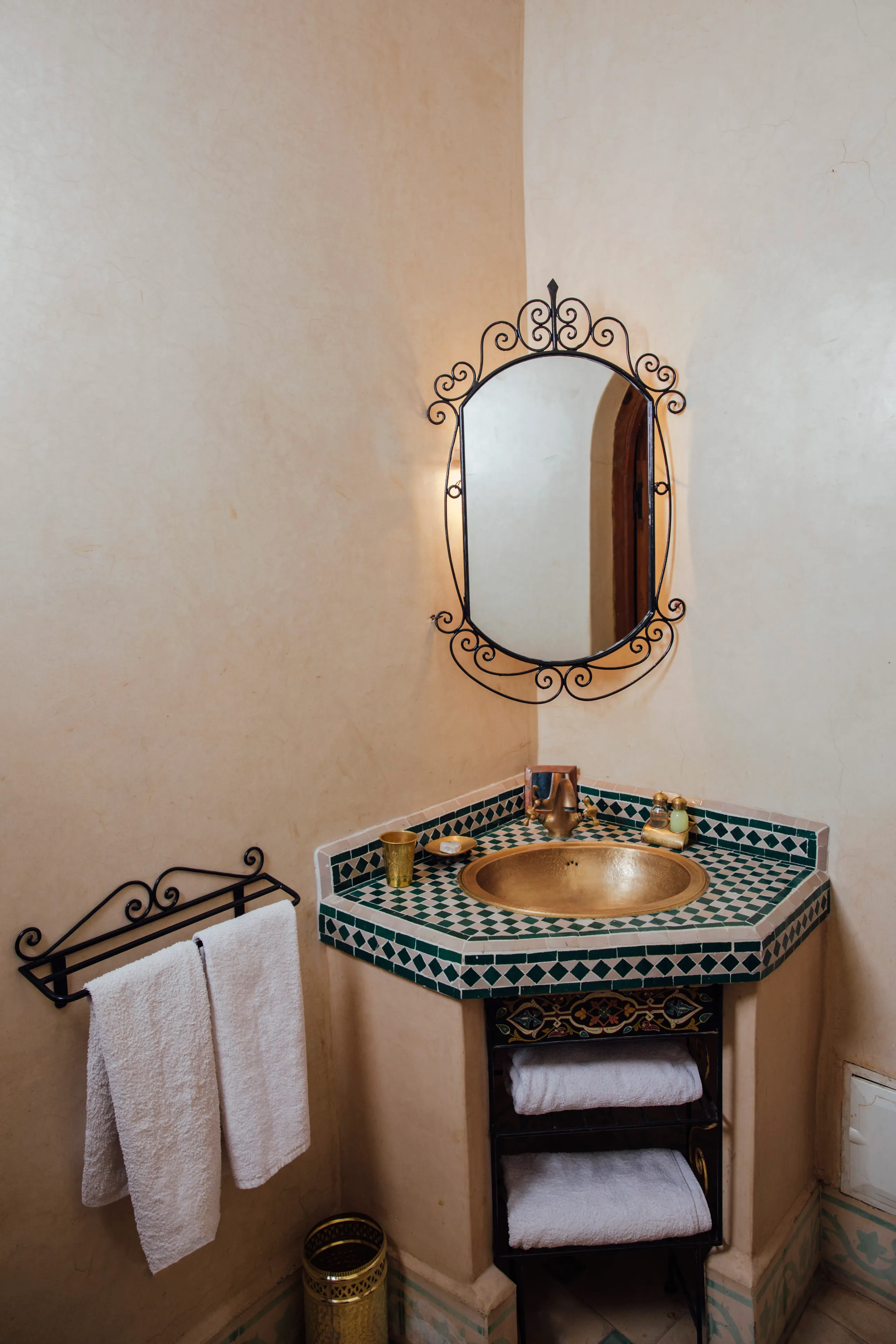 Private bathroom in Yacoute room at Riad Bensaid Marrakech with walk-in shower and traditional features