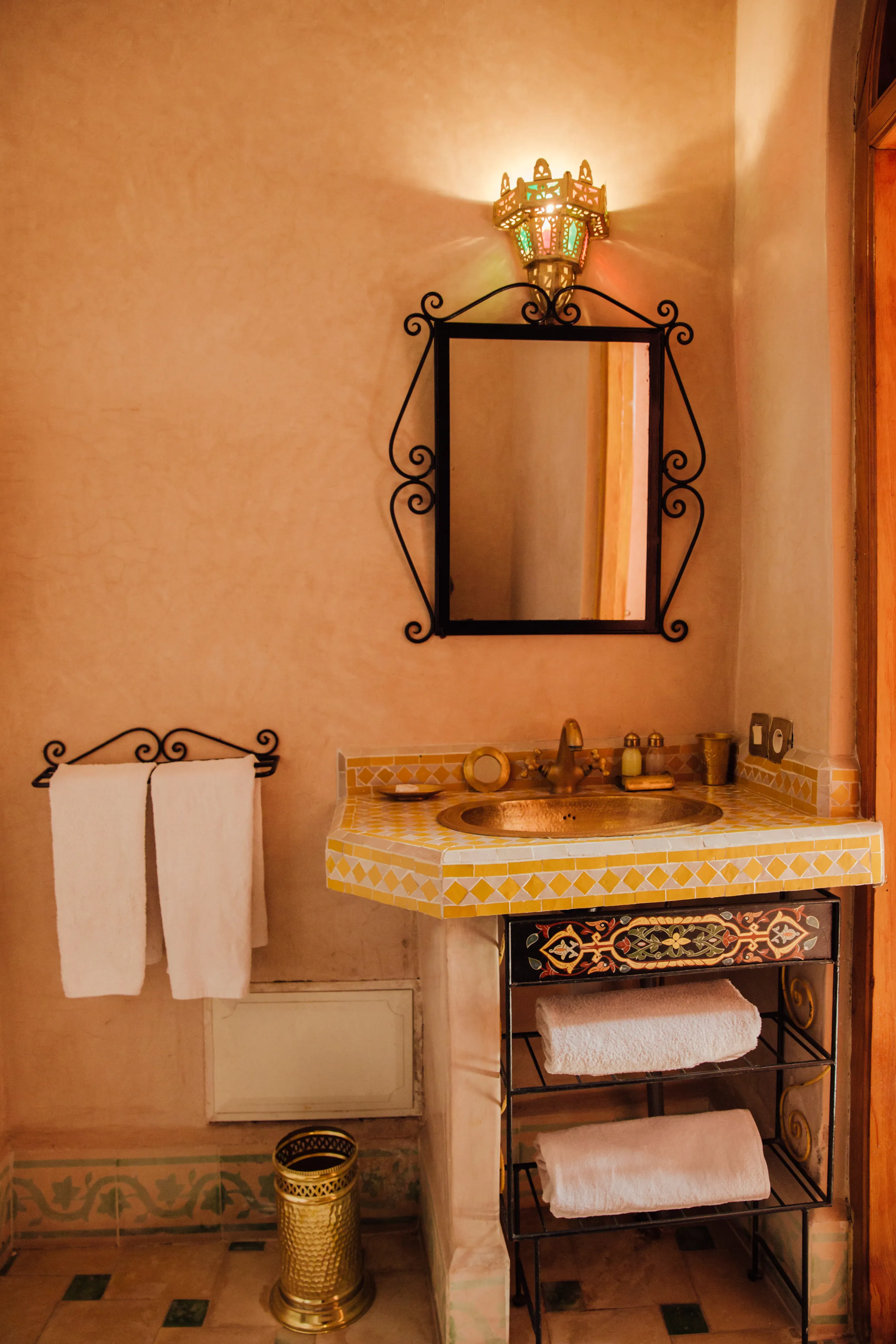 Private bathroom in Zohra room at Riad Bensaid Marrakech with walk-in shower and intimate setting