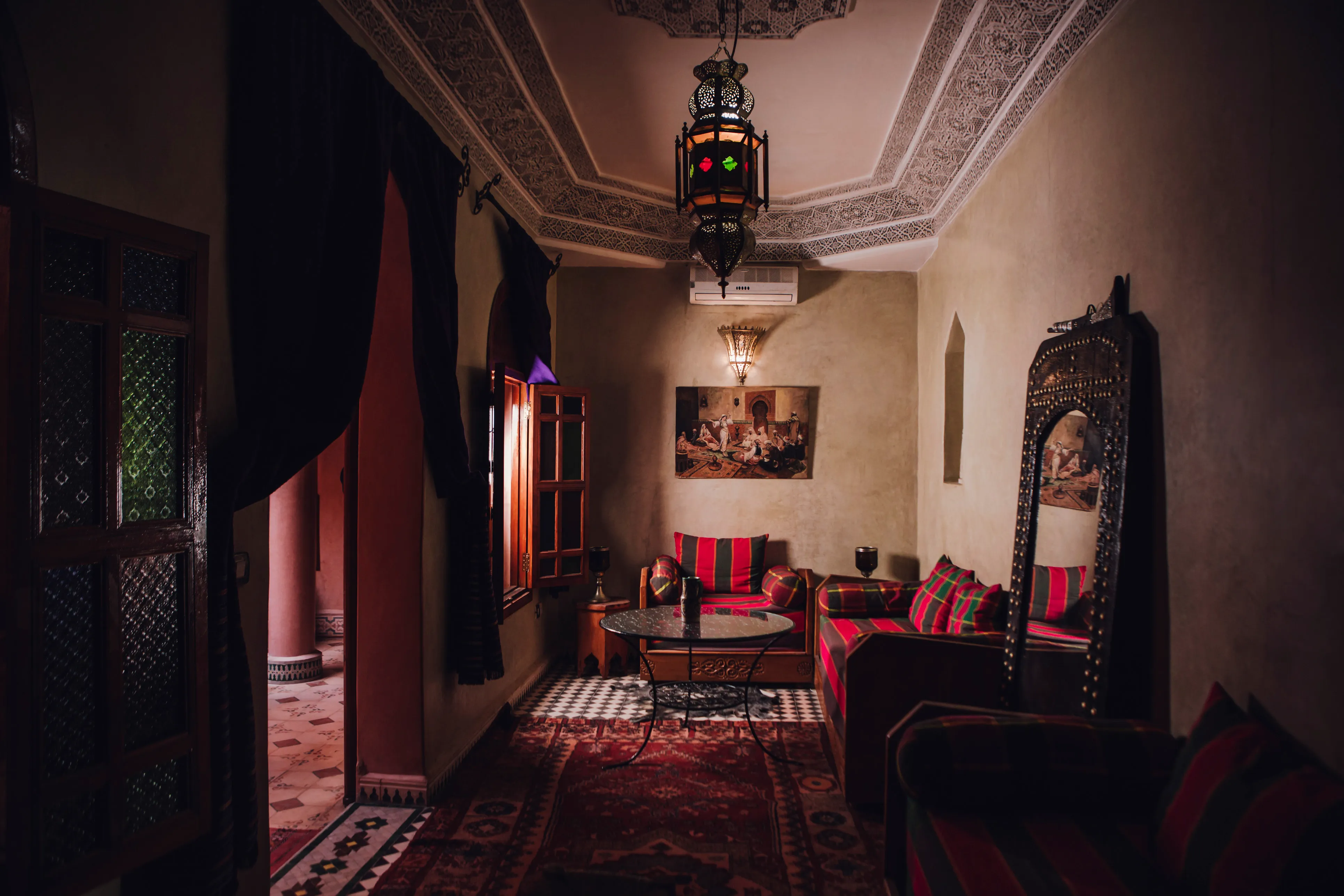 Shared lounge with Moroccan decor - Comfortable seating area at Riad Bensaid Marrakech