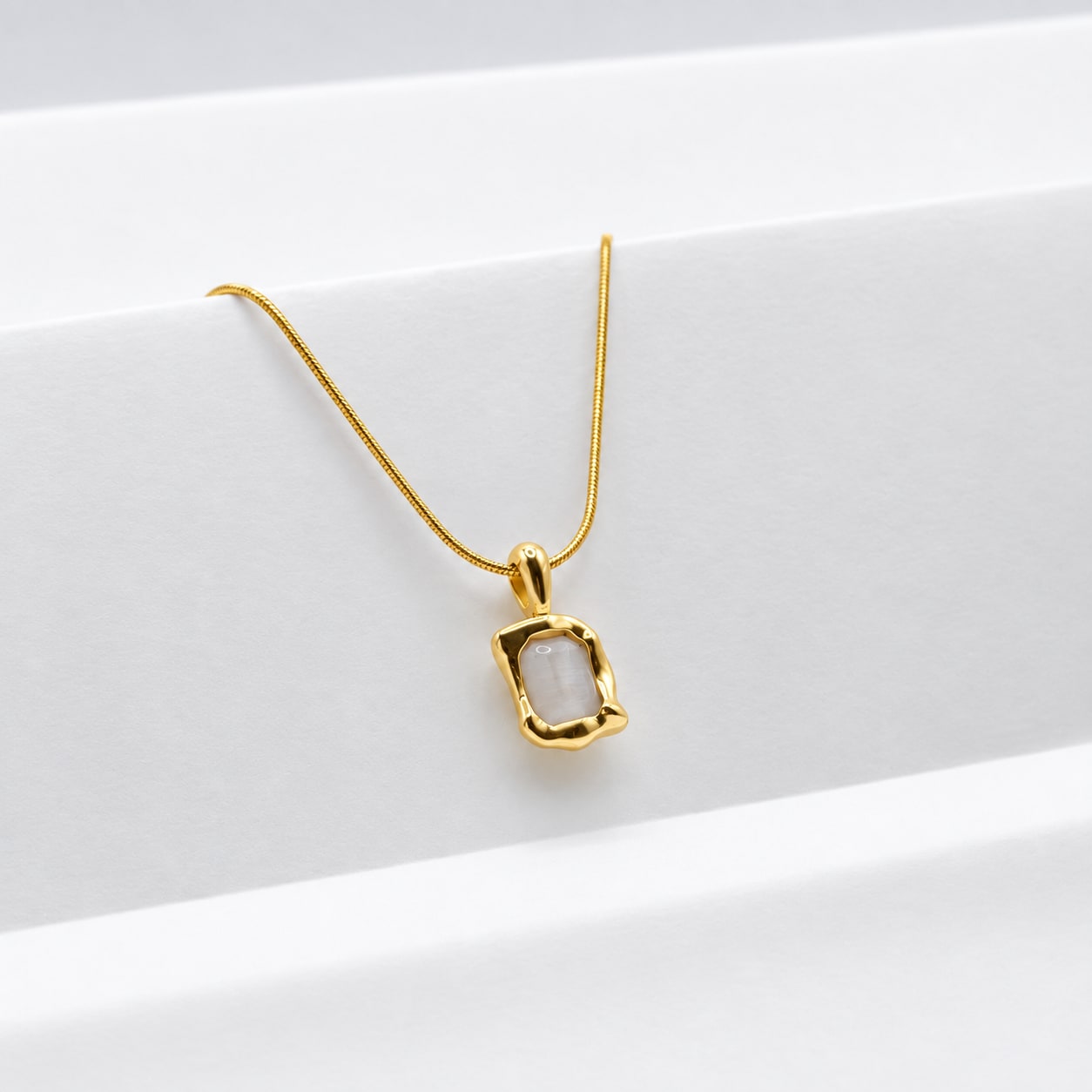 Elegant Gold Irregular Frame Pendant Necklace