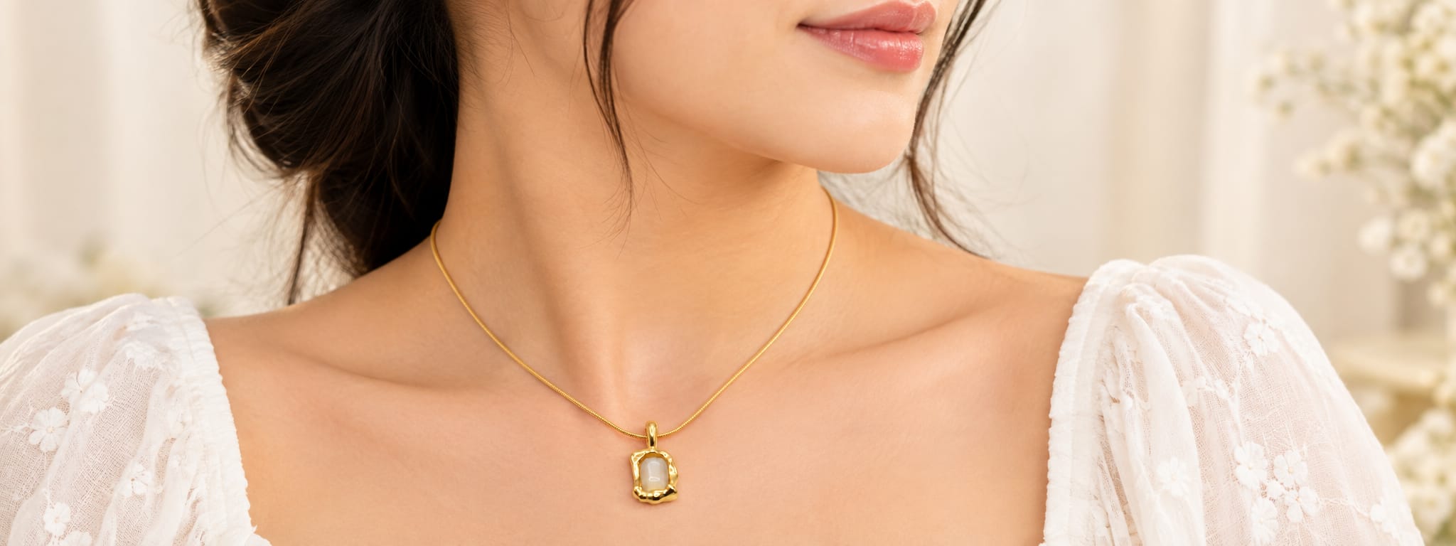 Elegant Gold Irregular Frame Pendant Necklace