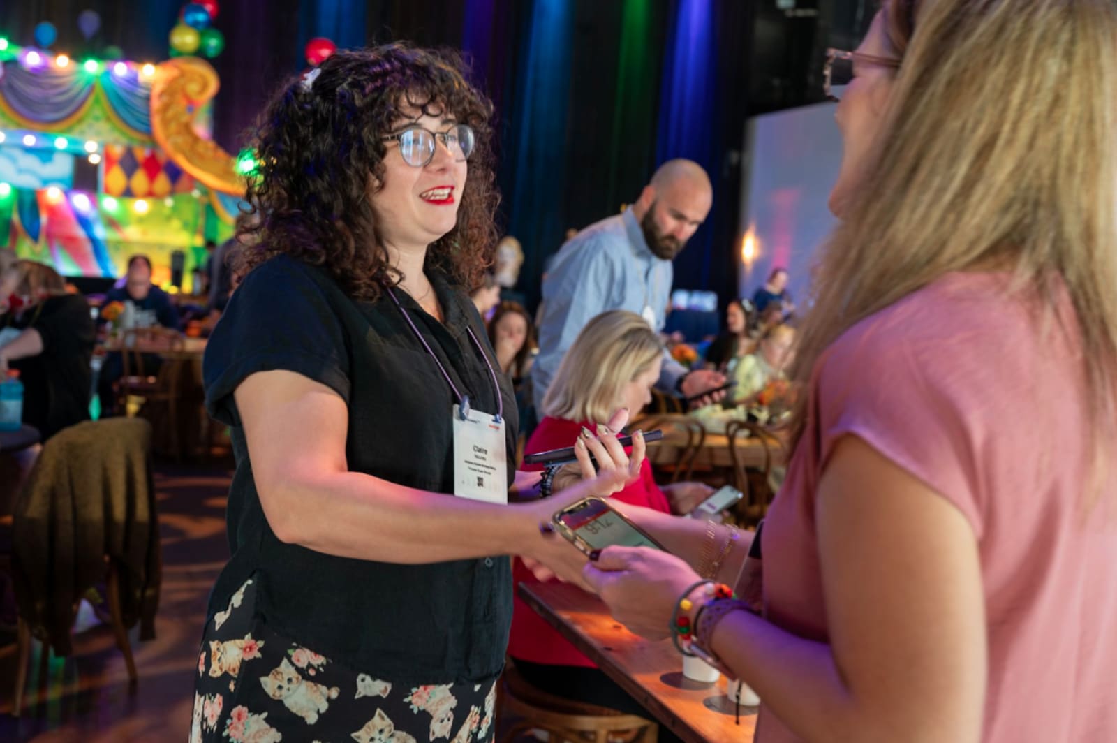 An executive and a VIP attendee have a meaningful conversation at a Swoogo's Unconventional (IRL) Conference