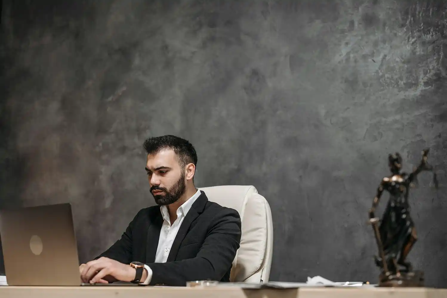 Portada del artículo Cómo la tecnología ayuda a los abogados a organizar mejor sus casos
