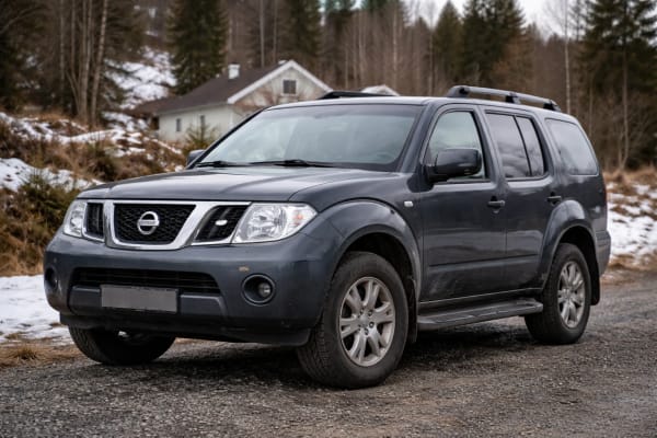 Mørk Nissan Pathfinder SUV - utvalgte biler fra 2005 og oppover
