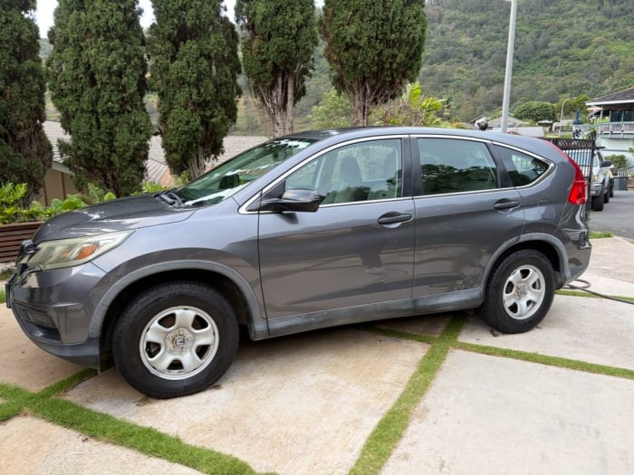 Honda CR-V after exterior detailing, Oahu valley behind