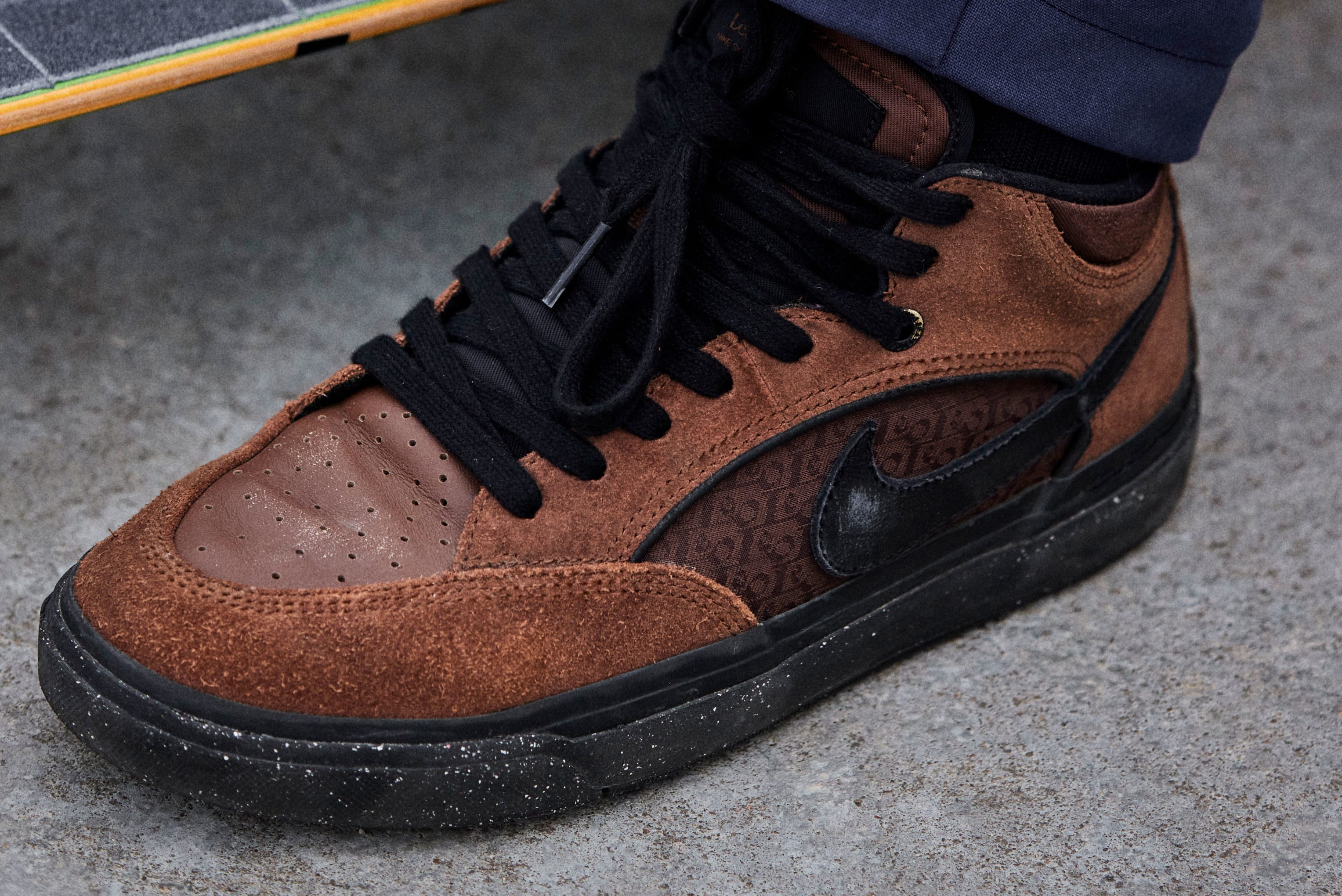 Nike snkrs leo top