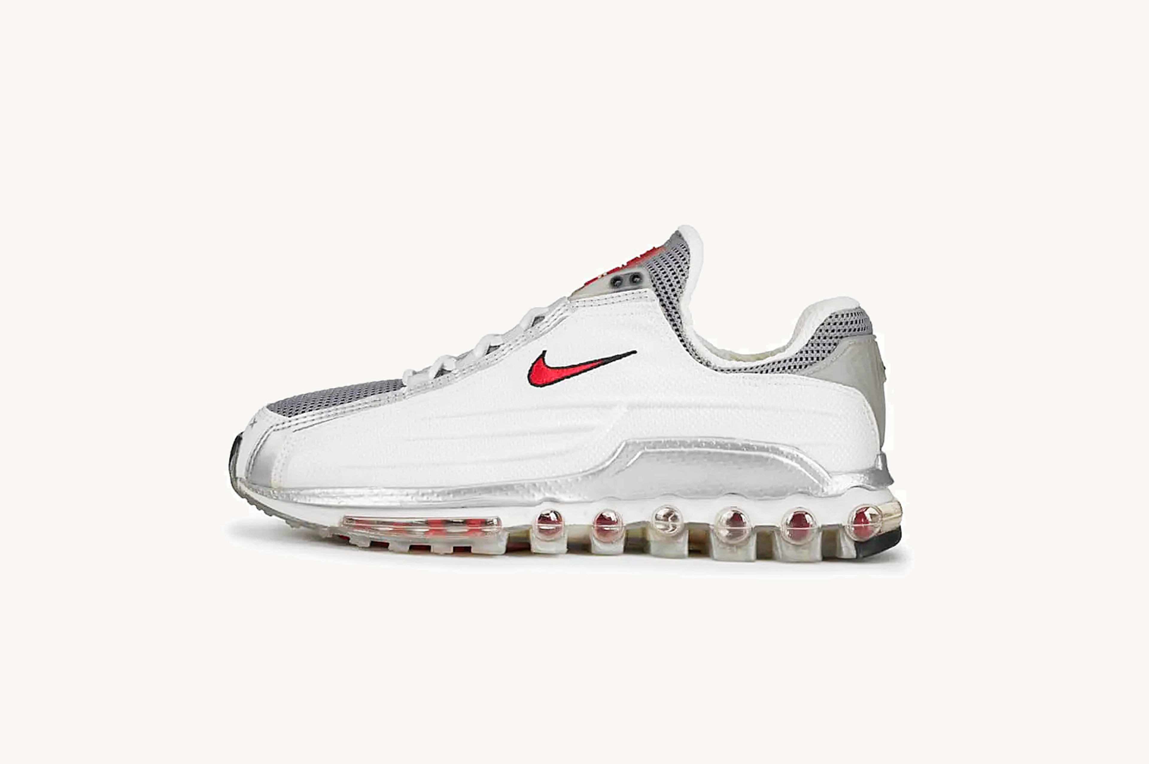 Left view of the Nike Air Max 2002 model in white.