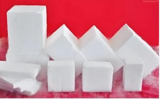 高密度工业级/食品级 固态二氧化碳 (CO2) 干冰颗粒 / 干冰块 (-78.5°C 极低温冷藏 / 生物医药冷链与干冰物理清洗)