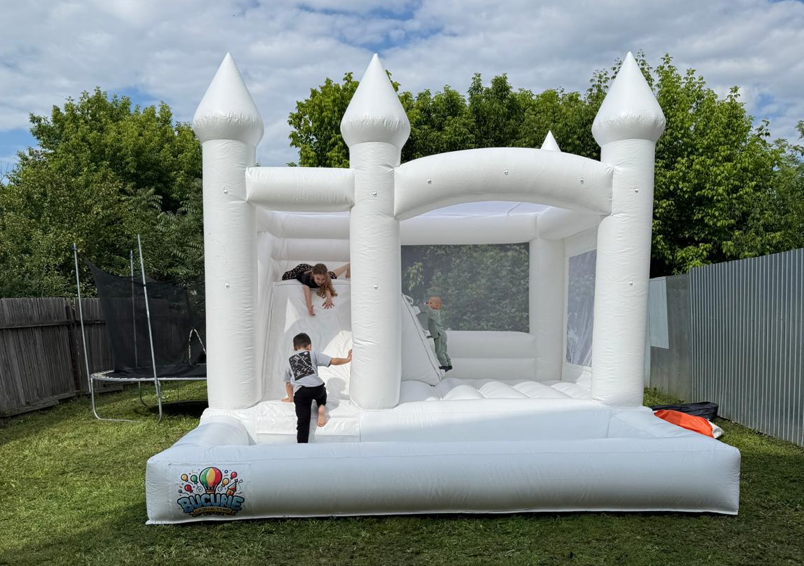 Castel gonflabil alb pentru petreceri