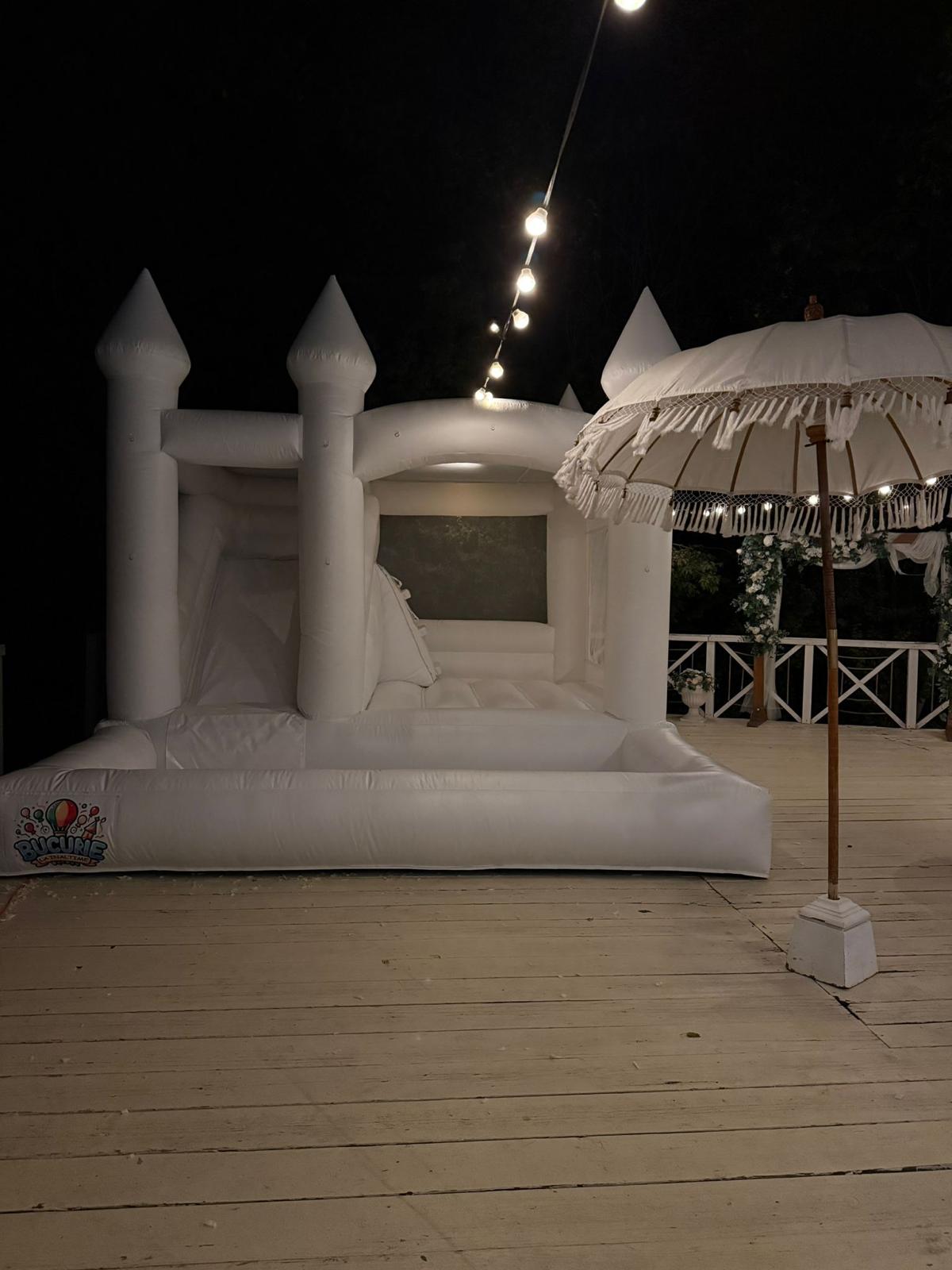 Castel gonflabil alb in utilizare