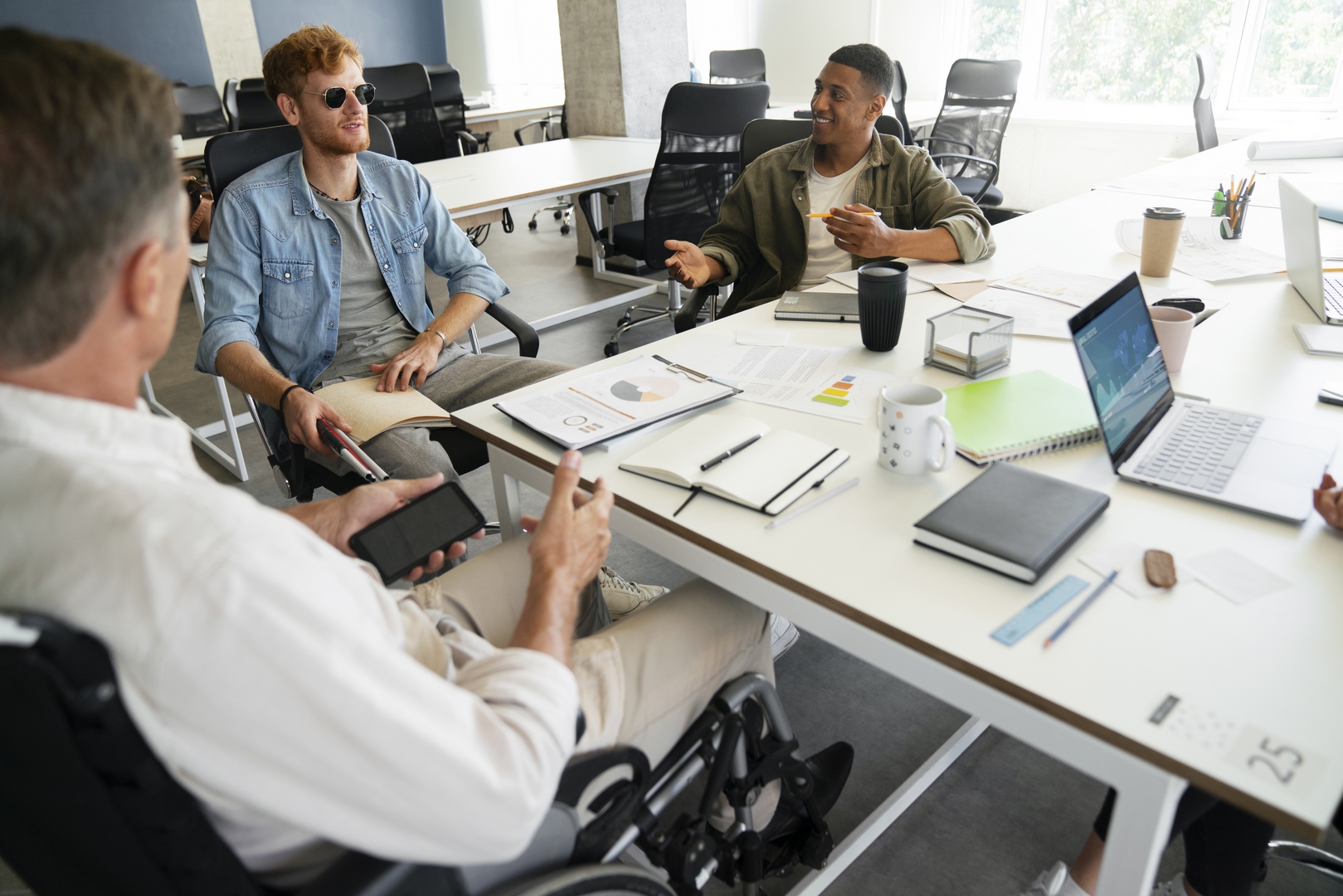 Collaborateur en situation de handicap travaillant au bureau avec Sage Espace Employés