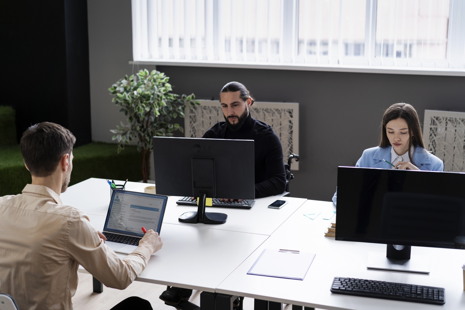 Équipe de collaborateurs travaillant sur ordinateur avec Sage Espace Employés