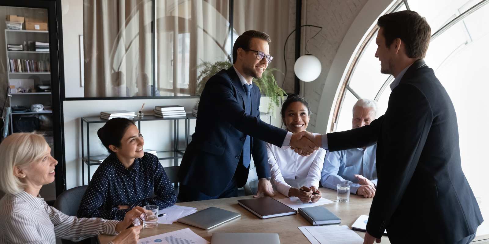 Collaboratrice RH gérant les processus automatisés avec un SIRH moderne
