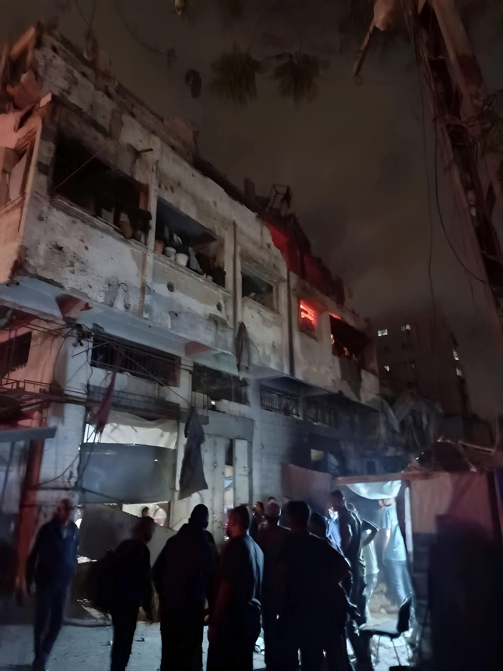 Equipos de Defensa Civil Palestina buscando entre los escombros tras bombardeo