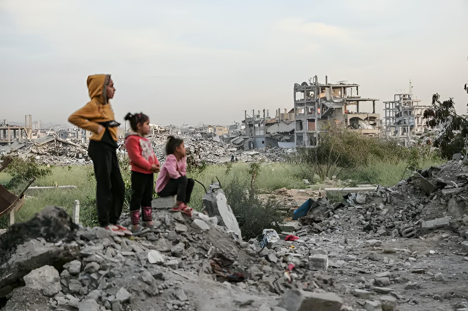 Desplazados palestinos en refugios temporales por la escalada militar en Gaza