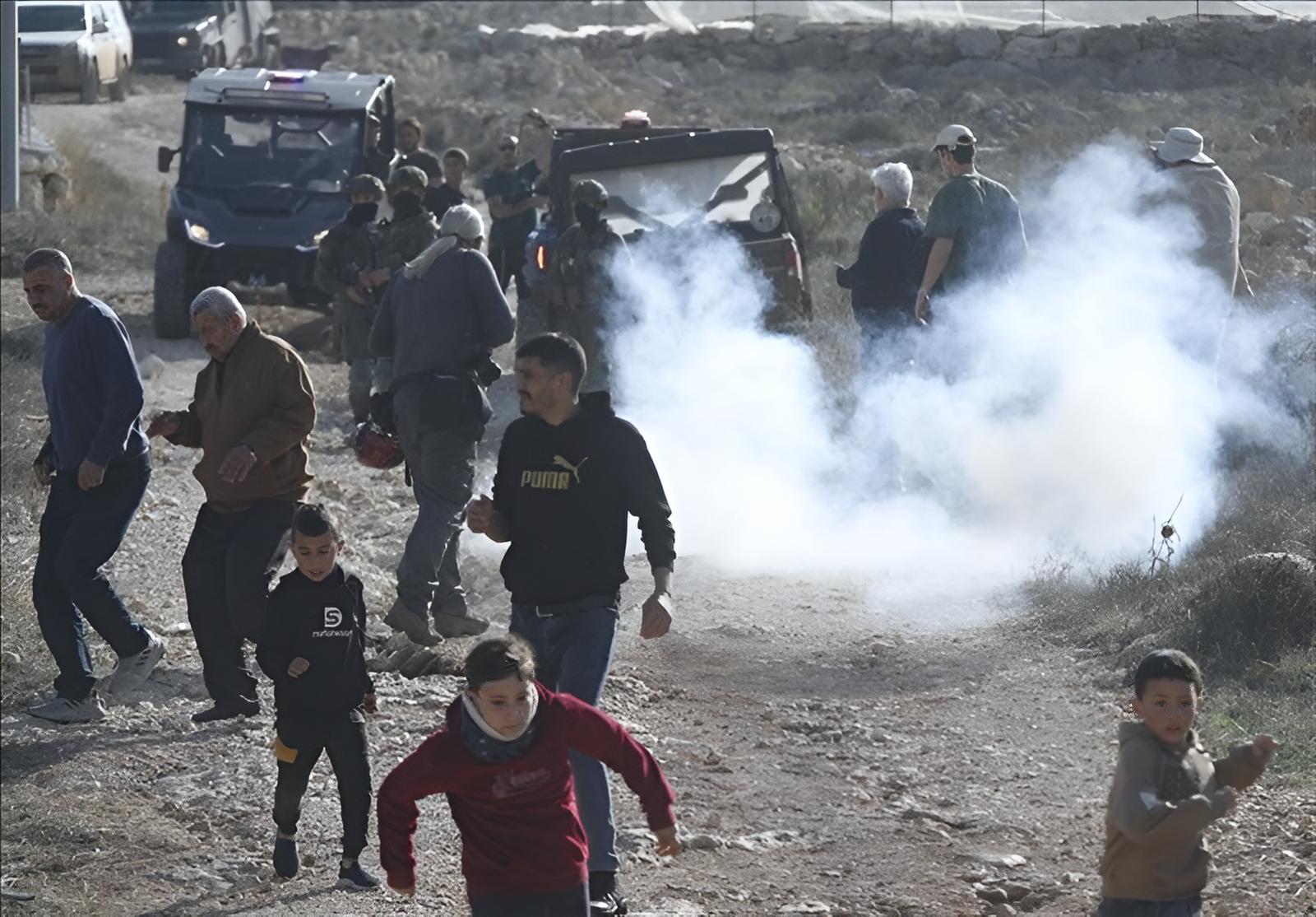 Fuerzas israelíes asaltan ciudades de Cisjordania y colonos incendian tierras
