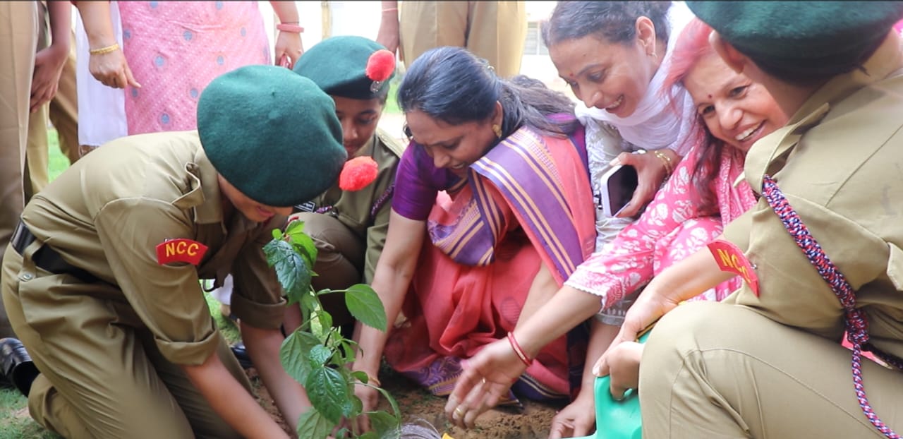 बिरला बालिका विद्यापीठ, पिलानी में एनसीसी छात्राओं की अनूठी पहल; 'एक पेड़ माँ के नाम' अभियान का आयोजन*