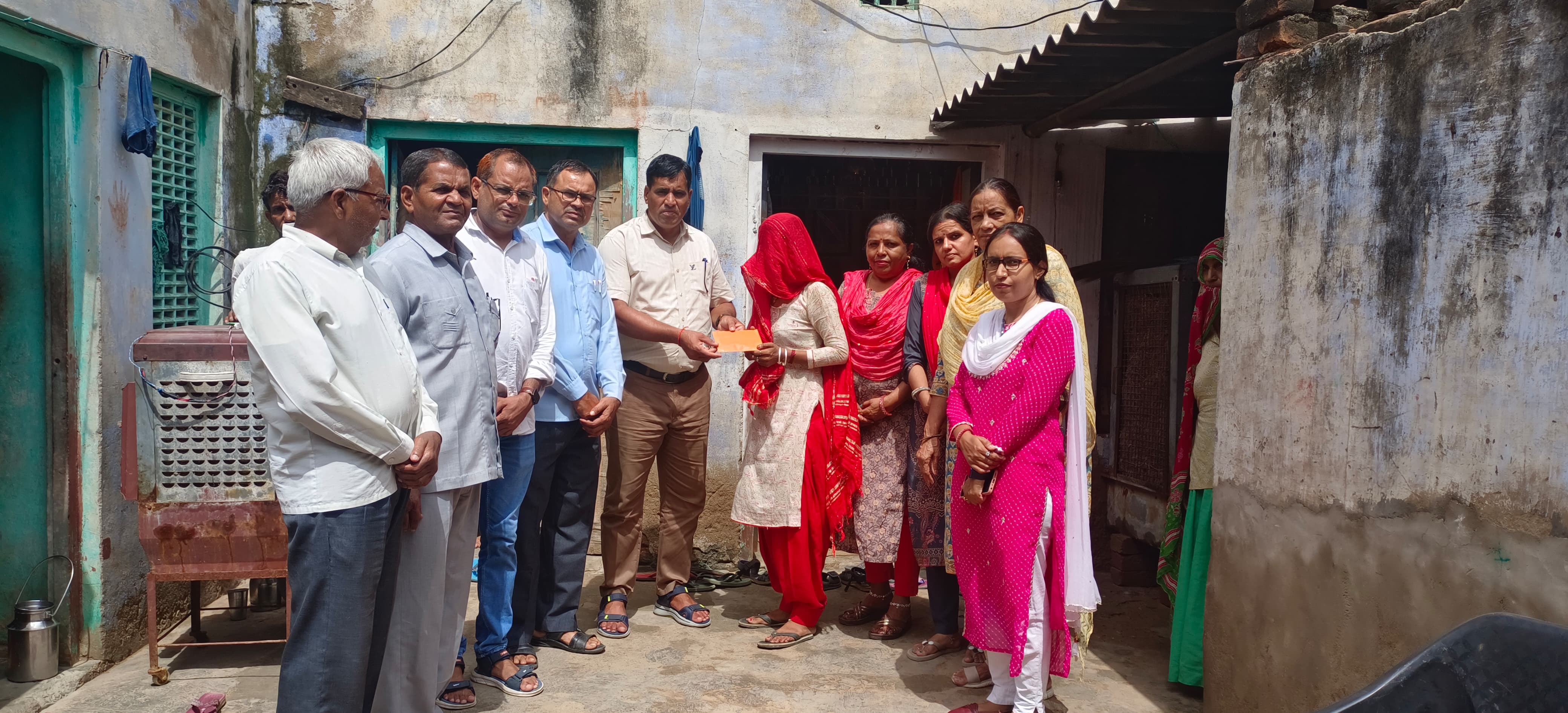 राजकीय उच्च माध्यमिक विद्यालय बेरी के स्टाफ ने निभाया सामाजिक सरोकार, आर्थिक सहायता कर पेश की मिसाल