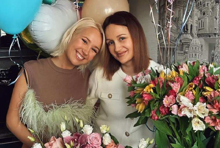 Клава Кока показала архивный снимок с мамой