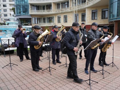 На площадках во внутригородских районах Сочи проходят концерты, посвященные Международному женскому дню