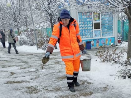 Для борьбы с гололёдом на улицах Краснодара задействовали 570 специалистов и 36 единиц спецтехники