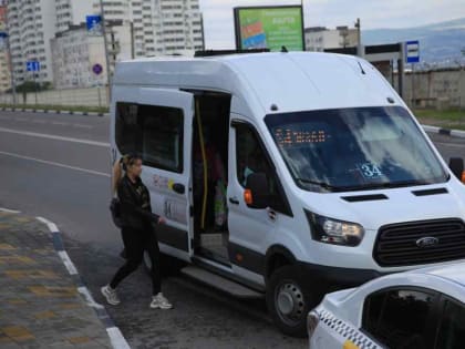 В пригороде Новороссийска водители маршрутки высаживает пассажиров на трассе. До дома идут 5 километров!