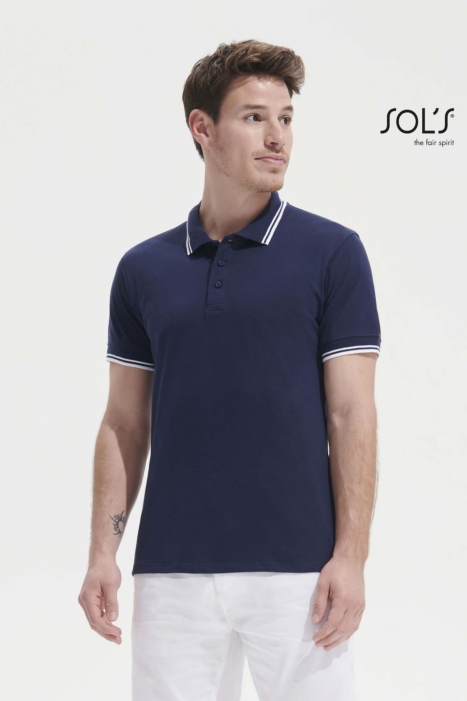 Pasadena Men indossata, blu navy con righe bianche