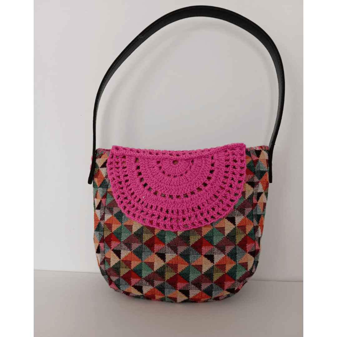 Bolso Medialuna Crochet Rosa con Solapa Tejida en Crochet y Estampado Geométrico