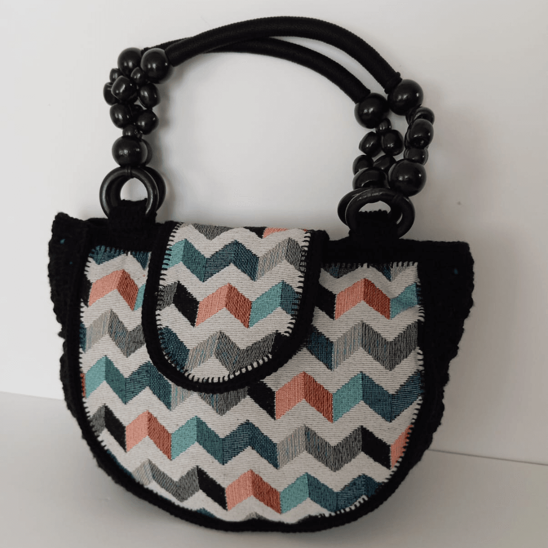  Bolso Artesanal con Tejido en Zigzag y Asa de Cuentas de Madera