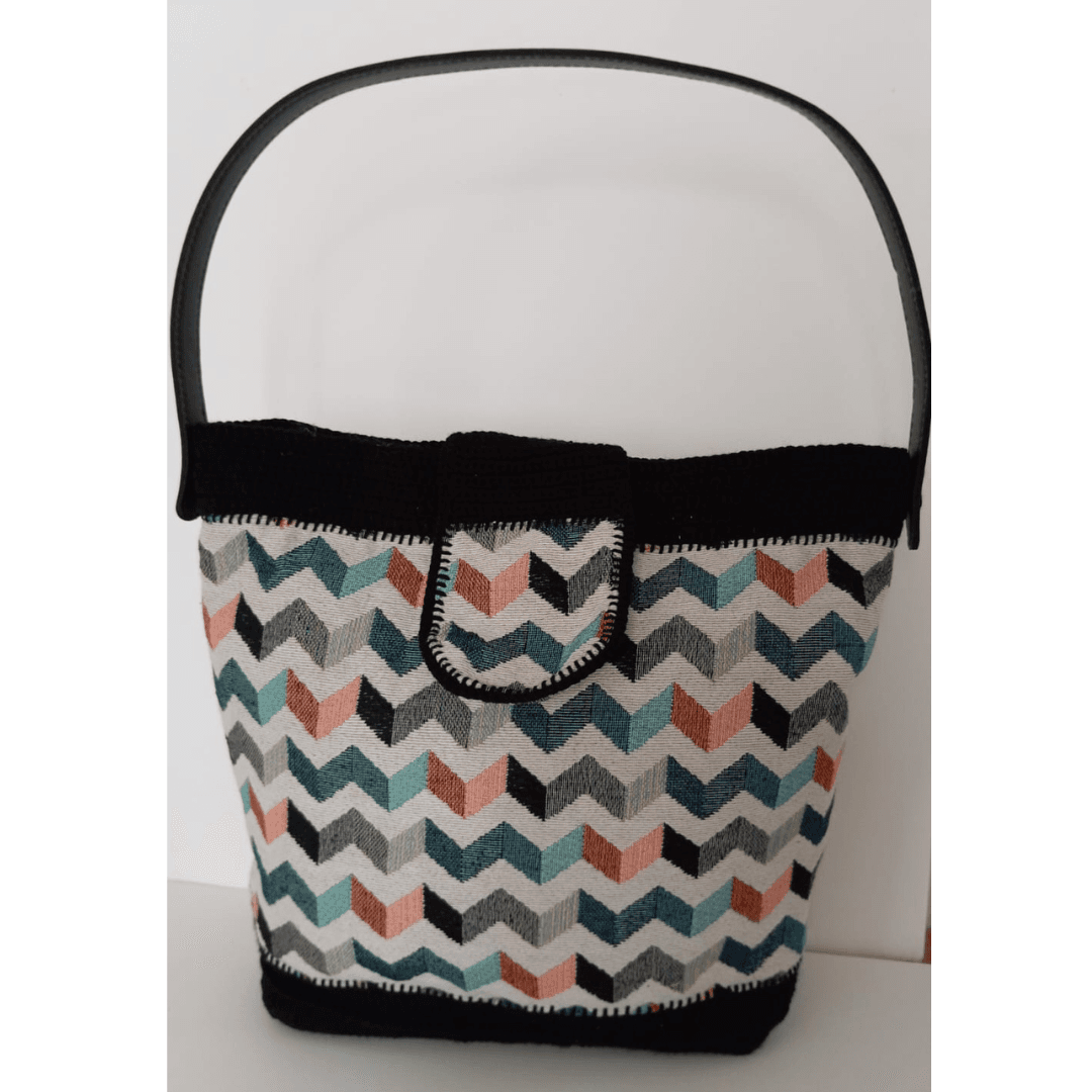 Bolso Artesanal con Estampado Zigzag y Detalles en Negro