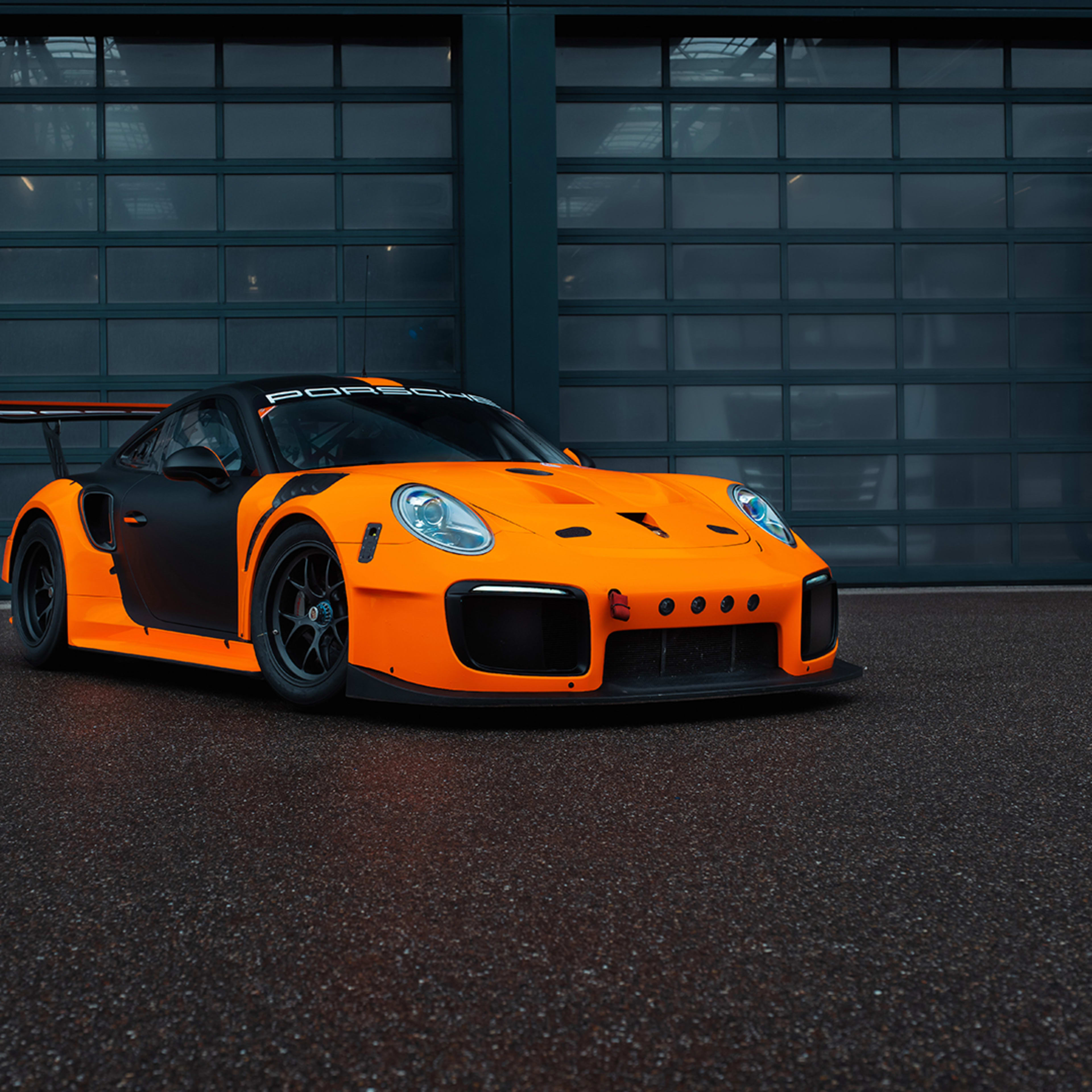 The GT2 RS Clubsport with Evo Kit stands in front of a garage in a 3/4 angle