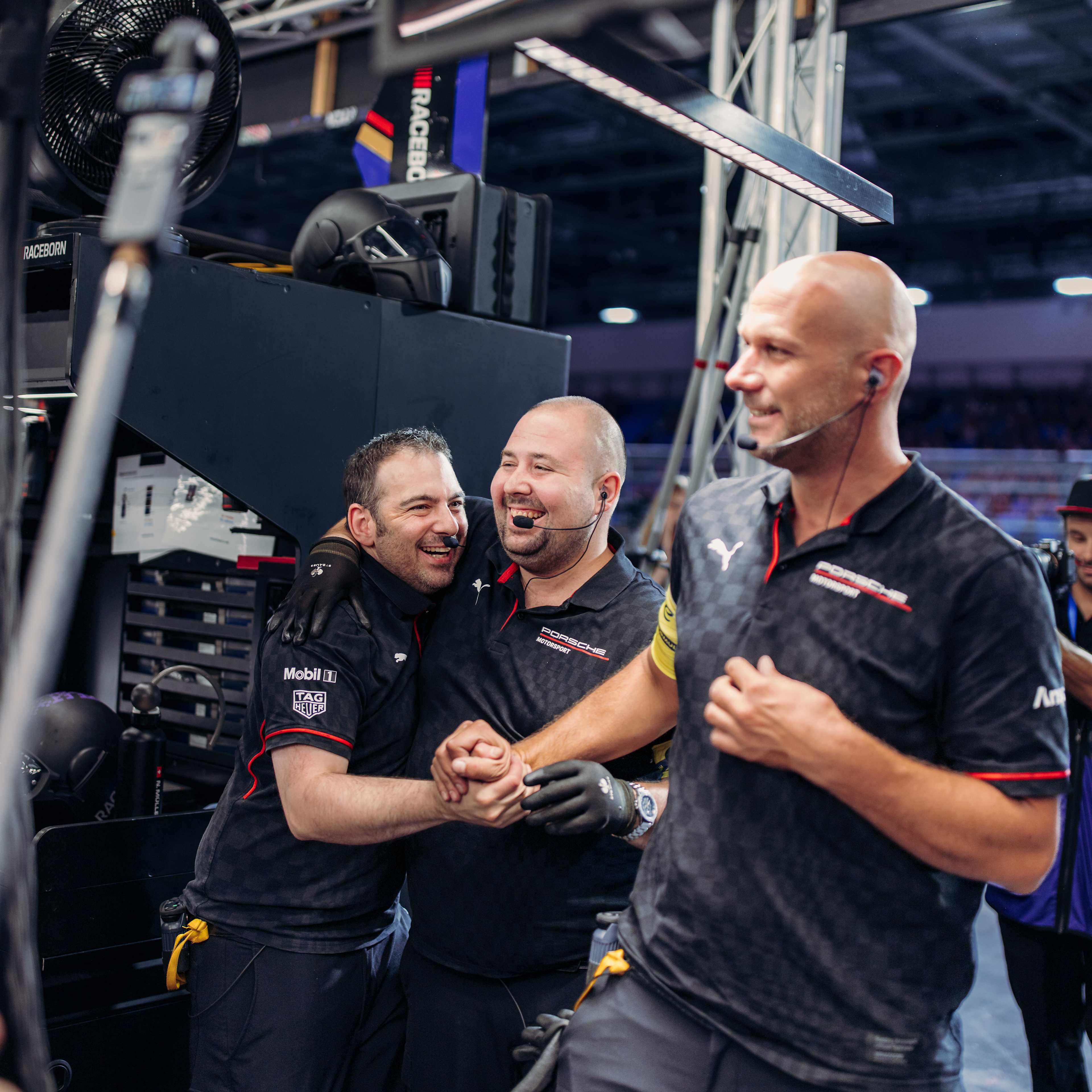 The Porsche Formula E Team feiern zusammen 