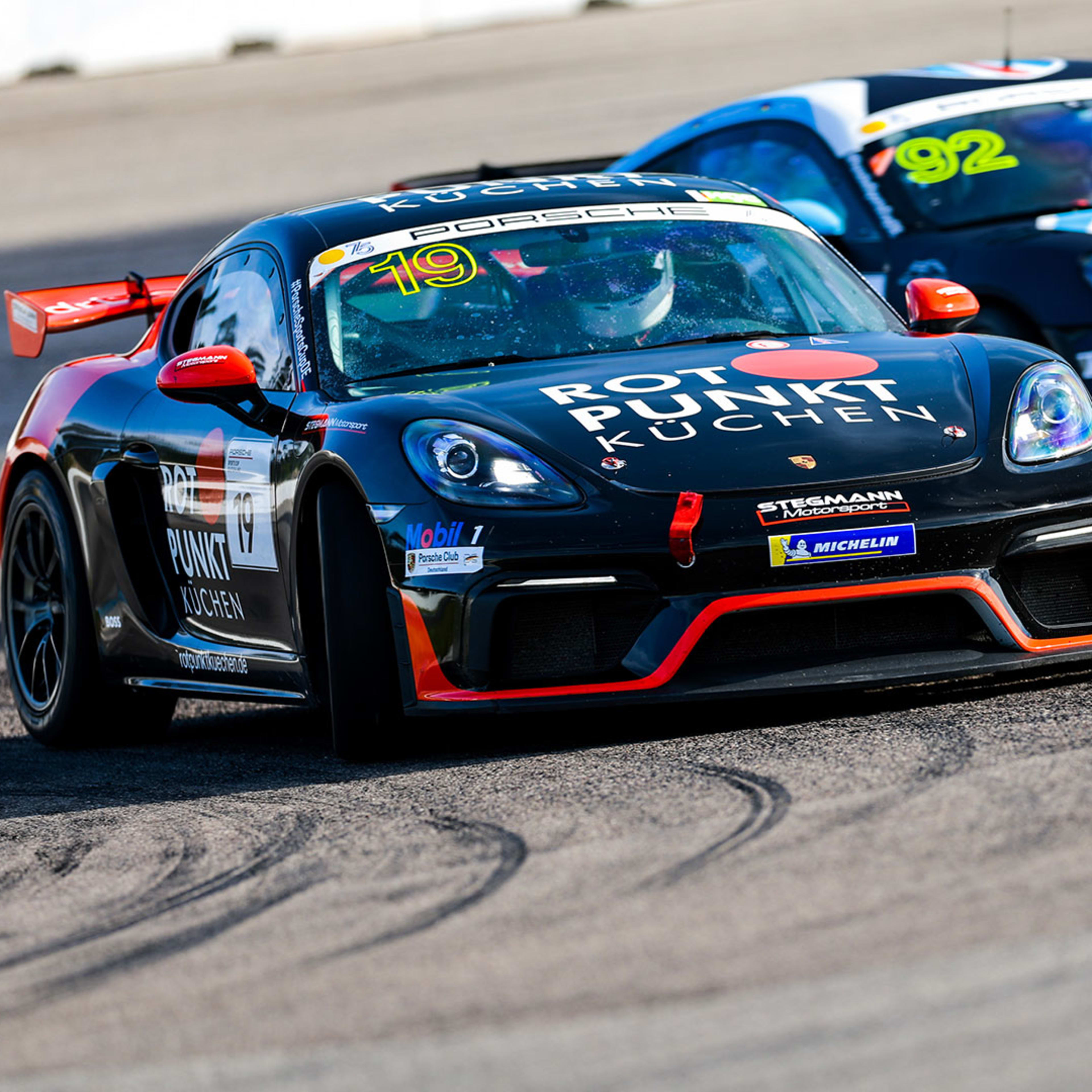 A Porsche Cayman GT4 Clubsport and a Cayman GT4 RS in a duel.
