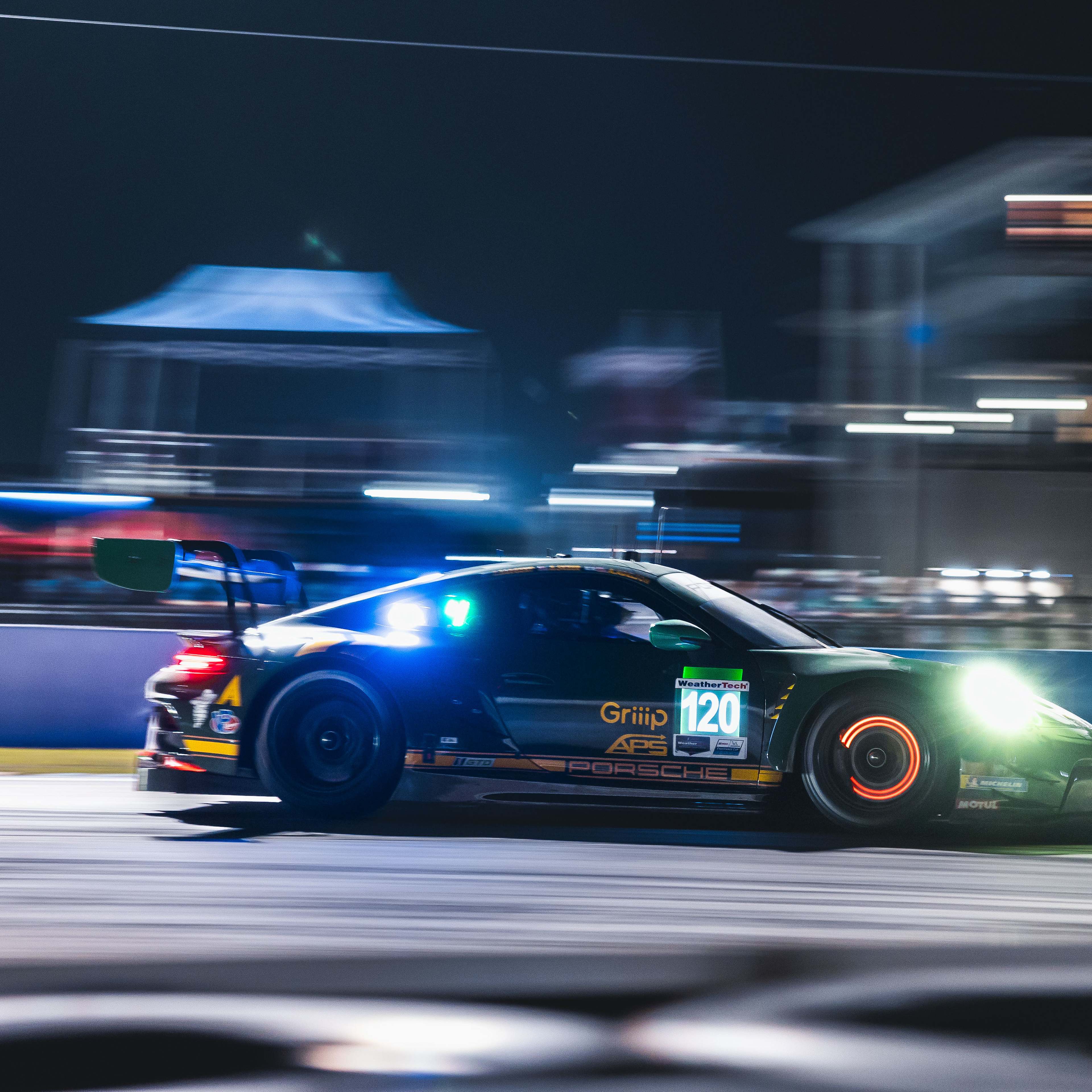 Der Wright Motorsports Porsche mit der #120 während der Nacht bei den 12 Stunden von Sebring 2025