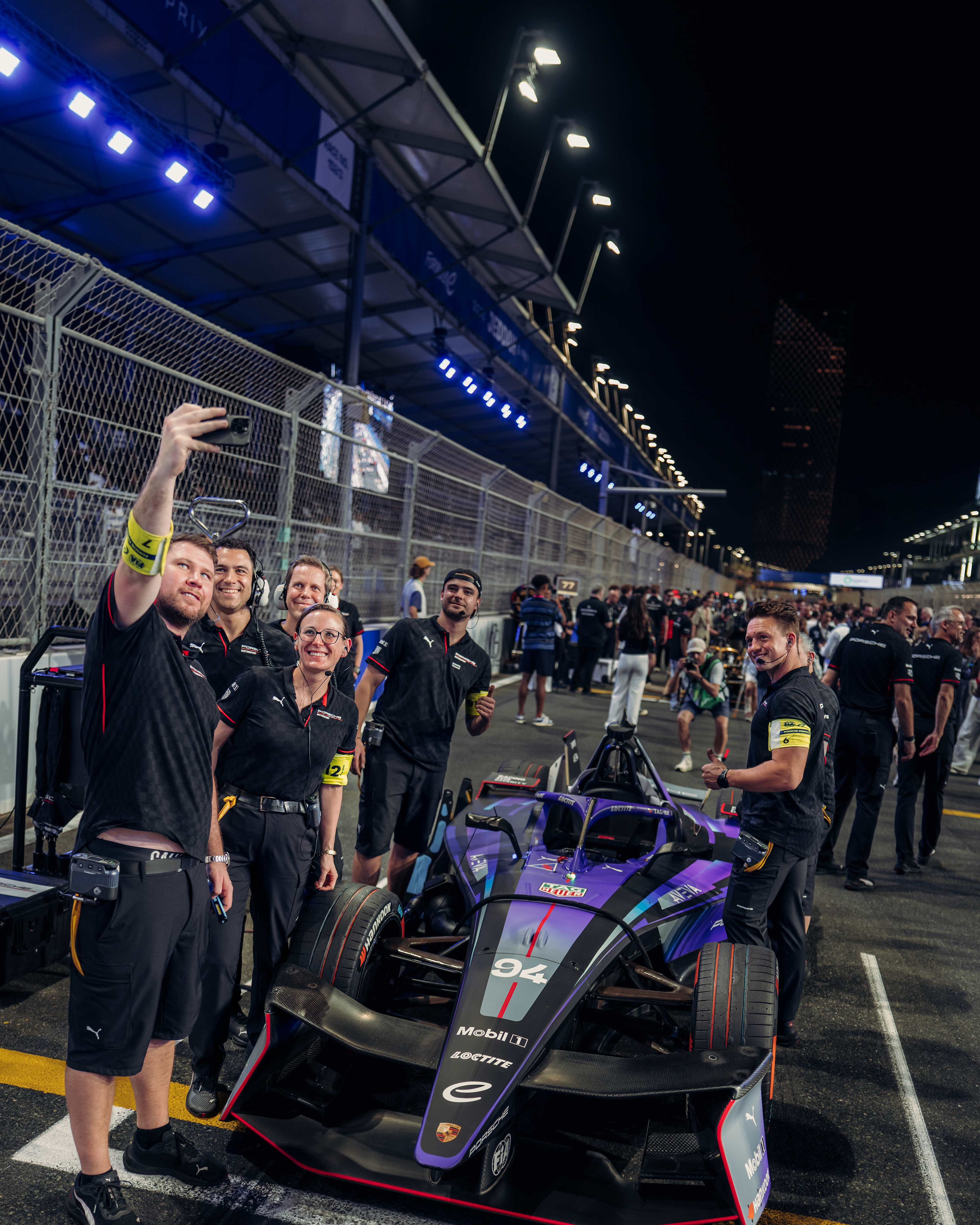 Porsche Formula E Team helfen sich gegenseitig aus 