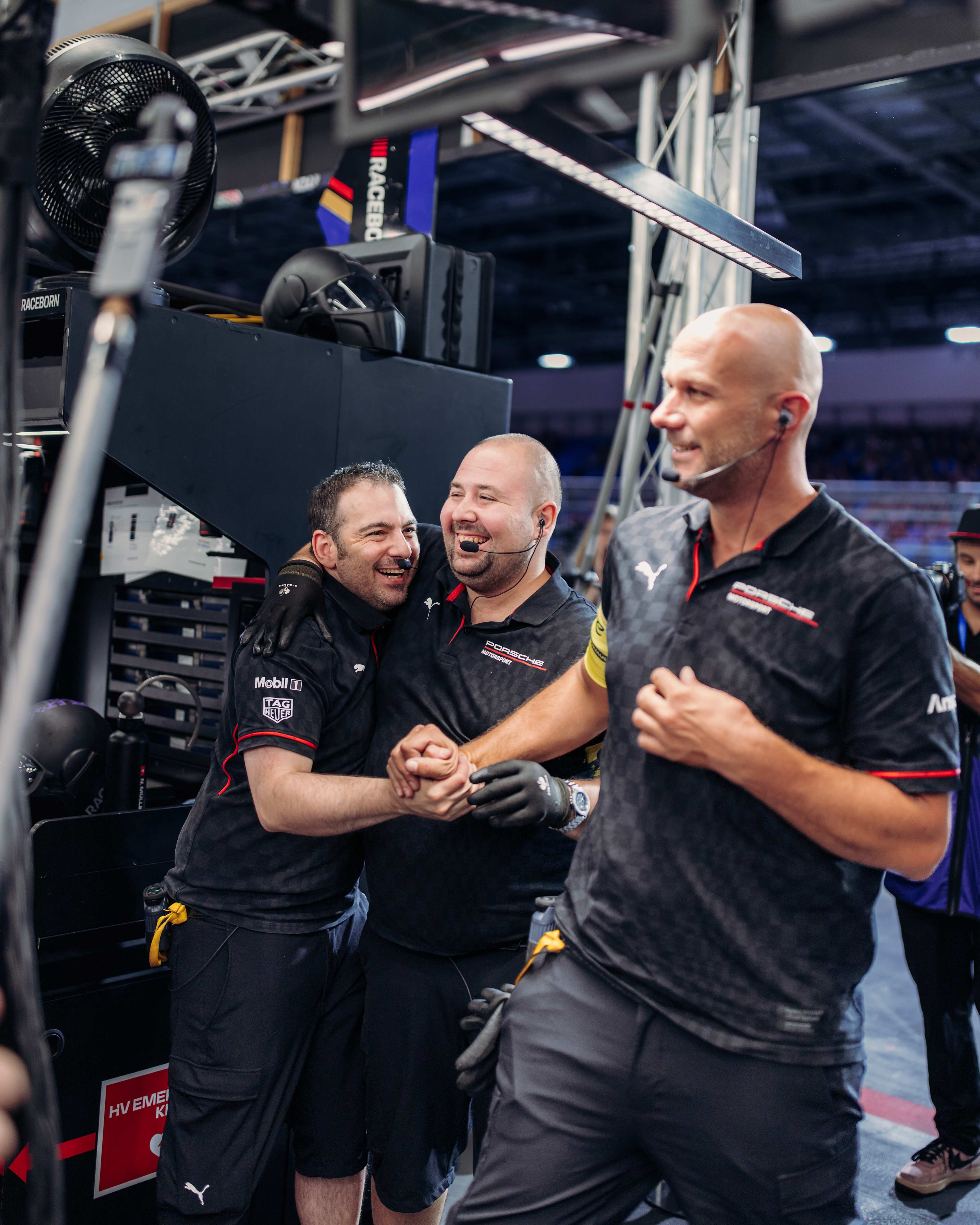 The Porsche Formula E Team feiern zusammen 
